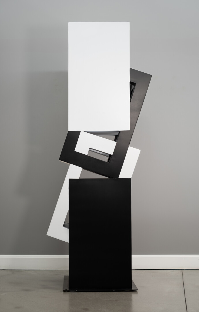 This abstract sculpture, which can also be installed outside, is painted in a striking black and white.