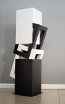 This abstract sculpture, which can also be installed outside, is painted in a striking black and white. Image 2