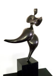 At once both elegant and classic, this superb sculpture is the work of Jeremy Guy. Image 5