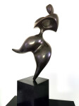 At once both elegant and classic, this superb sculpture is the work of Jeremy Guy. Image 4